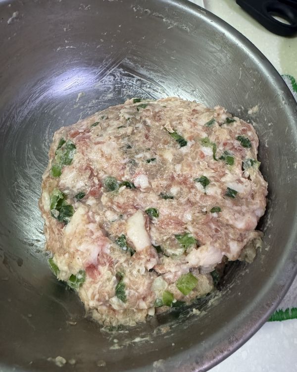 把內餡的食材都加入攪拌
可以依照個人喜好加入蔥花！