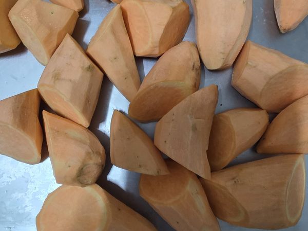 將紅薯去皮清洗後，表面擦乾水分，切成滾刀塊。