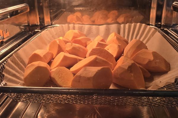 直接扔進氣炸烤箱內，180度烤20分鐘。