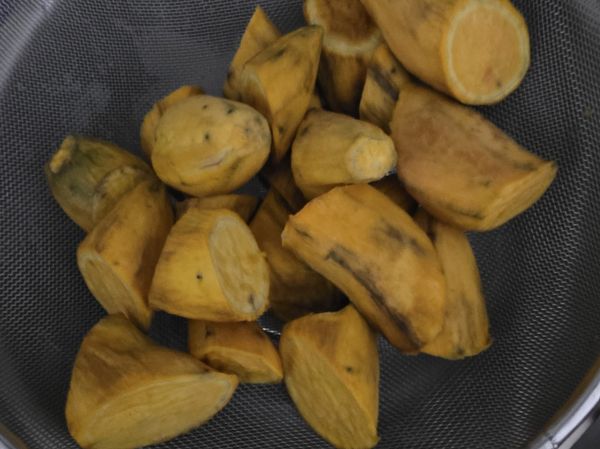 取出，泡到冷開水中，約浸泡2～3分鐘。將泡過的紅薯撈起。