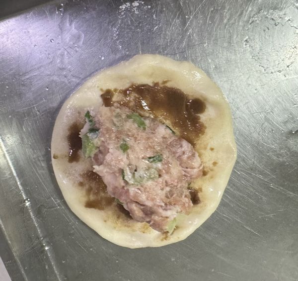 放上內餡！捏合起來！