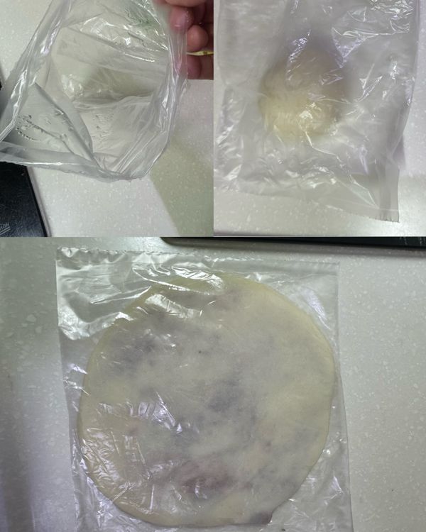 可以把還沒要吃的部分，用塑膠袋裡面噴一點油，把麵團放進去之後慢慢壓平到想要的厚薄度，然後用夾鏈袋裝好後放進去冷凍保存！下次要吃的時候可以直接拿出來煎炸唷！