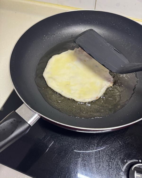 熱油鍋後放入蝦肉蔥餅，可以用鍋鏟稍微壓一下下！