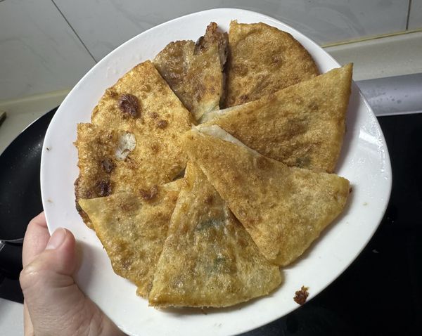 撒上一點胡椒鹽，外皮酥脆中帶點柔軟的麵皮！皮餡之間還帶有一點特別的層次感！