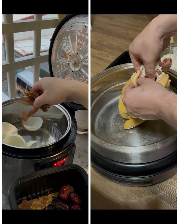 2公升的水入萬用鍋、枸杞以外、其他藥材和塞好糯米的雞肉入鍋、調味酒和鹽