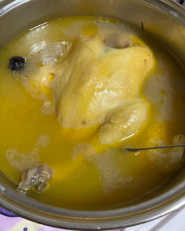 滾起來後燉煮1個半小時即可 
起鍋前10分鍾下入枸杞