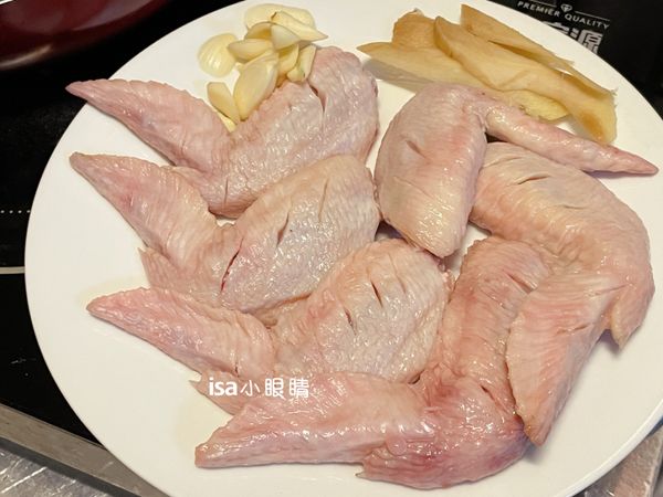 先把蒜與薑切片，雞翅切幾刀，方便熬煮入味。