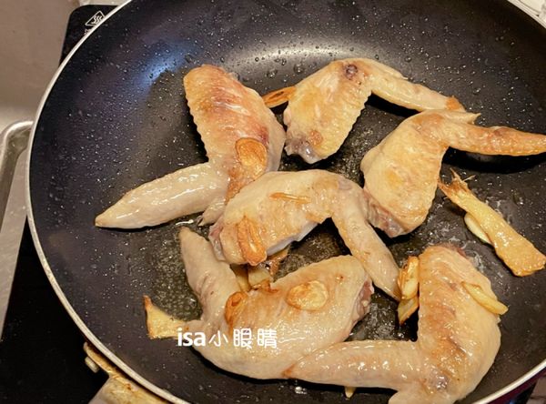 先用油煎薑片與蒜片，還有雞翅要間到雙面略帶金黃。