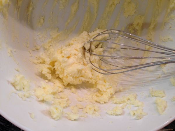 奶油放軟，加入糖粉用電動攪拌器攪至鬆散。