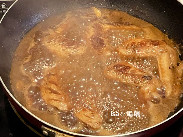加入可樂，不用太多，燉煮幾分鐘後自己翻面，煮到醬汁差不多收乾入味即可。