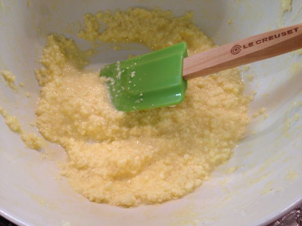 然後分數次加入蛋液攪拌均勻。