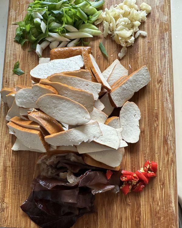 木耳用手剝小塊、豆乾切片、辣椒和青蔥切小段、蒜頭切末⋯