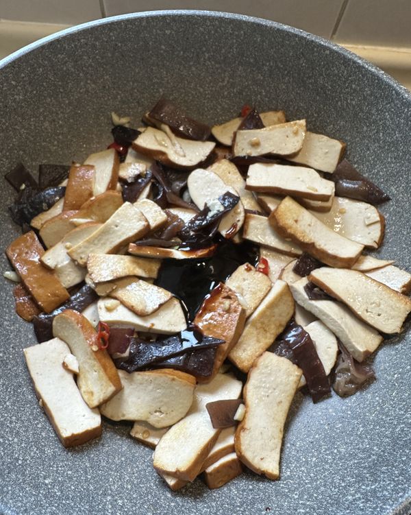 將所有的食材翻炒均勻，加入醬油膏、鹽和少許的水，翻炒均勻⋯