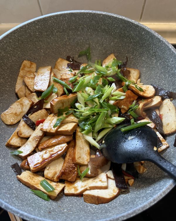 起鍋前加入蔥段翻炒均勻即可。