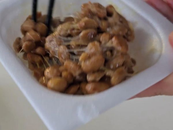 先加入納豆盒裡面的調味醬增加底味再攪拌。不必攪拌到起泡。