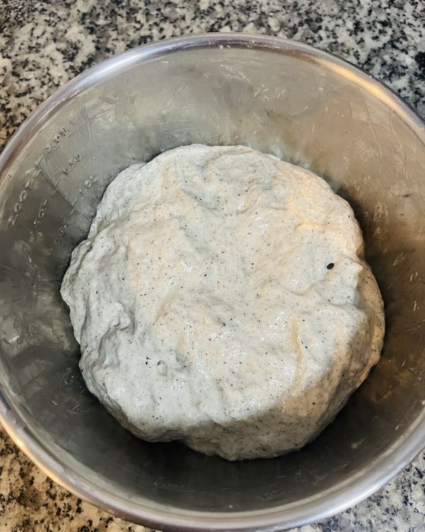 這次麵糰又比前兩次要膨鬆一點了；手沾濕將麵糰拉高，往中間摺壓，重覆四邊拉疊，直到拉不動；