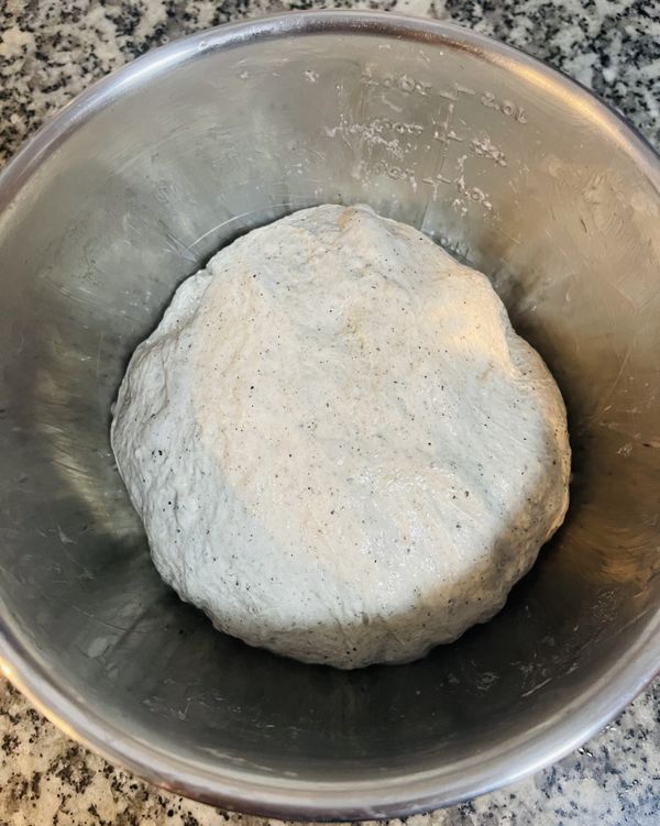 最後一次摺疊，這次兩手沾濕，從中間抱起來前後向內摺疊，轉一個方向，重覆再摺疊一次；然後往下收圓；蓋起來，放冰箱低溫發酵4～8小時以上或放過夜；