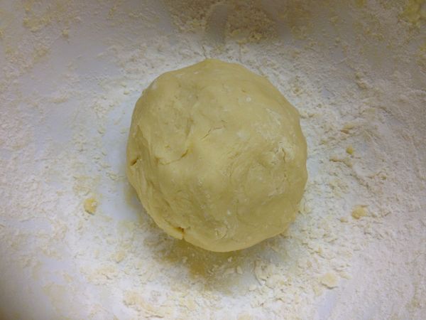然後加入奶油糊中，搓成光滑的麵糰。