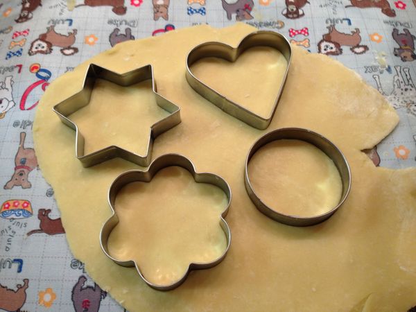 用麵棍擀薄3-5毫米薄，按壓出自己喜歡的形狀。