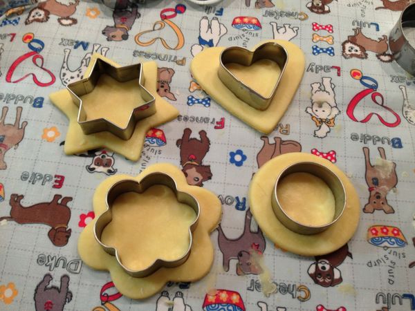 在按壓好的形狀中間在按壓出小形狀，取走小形狀，留空。