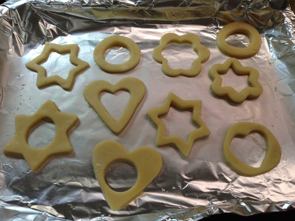 把壓好的曲奇放在鋪有鋁箔紙的烤盤上。