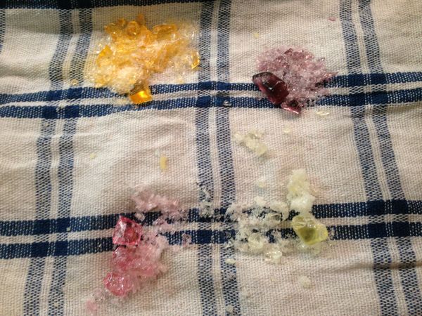 預熱烤箱170度，先放入烤箱烤8分鐘。果汁糖搗碎，備用。