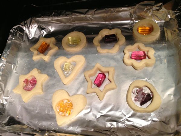 把烤盤取出，在餅縷空的位置放上適量的果汁糖碎。（果汁糖可放滿一點，烤出來的玻璃效果會更美）