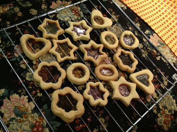 把烤盤取出放涼約5分鐘，待糖果凝固後就可以取出。