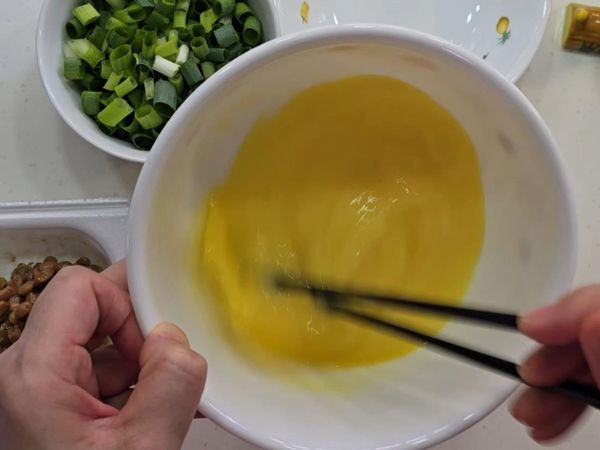 雞蛋要充分地攪散。