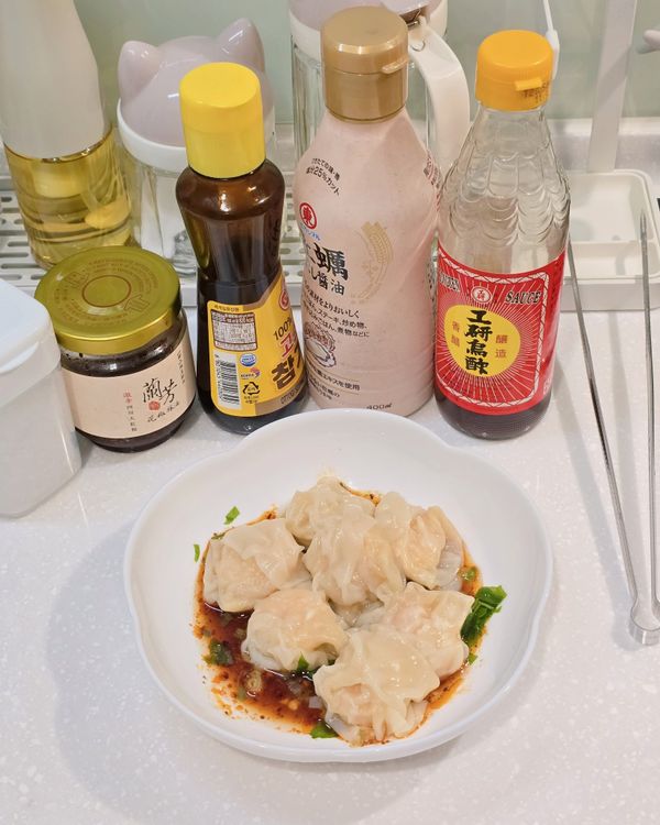 雲吞熟了撈出攪拌就好了。