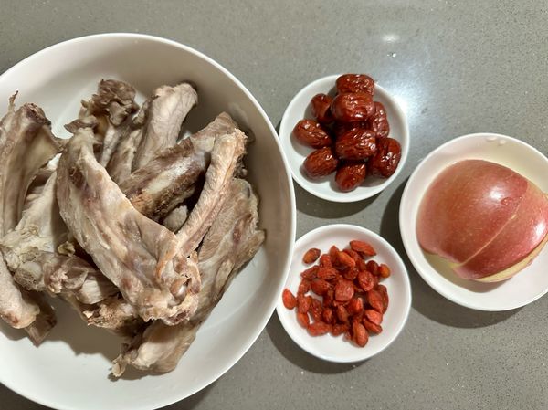●蘋果要連皮吃，在手掌上灑鹽雙手握蘋果反覆搓蘋果外皮後沖洗乾淨，切對半切去核仁切塊泡在加1/6小匙鹽的冷開水中避免氧化。
●豬小排油脂較少，洗過汆燙後洗淨。
●紅棗跟枸杞洗過備用。