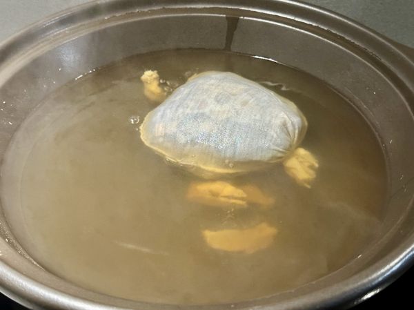 ●天氣轉涼用陶鍋燉湯煮，若沒要馬上吃可以保溫，鍋中加1600cc冷開水，放洗過的老薑切片跟沖洗過的燒酒雞藥包，燉煮50分鐘煉中藥香氣，可以手機設定計時器才不會忘記。

※藥包可以依喜好添加，走一趟嵾藥行挑選喜歡的藥燉藥包放密封袋冷藏保鮮。