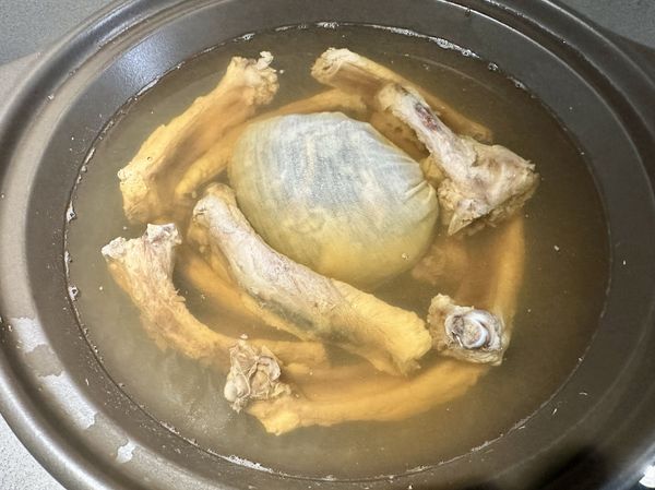 ●中藥熬出香氣後再把汆燙洗淨的排骨放進來，這樣的湯頭清爽不油膩可以整碗安心喝。