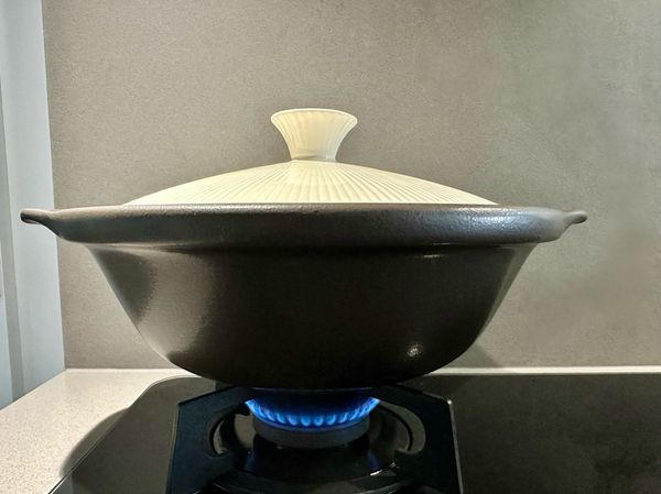 ●蓋鍋小火，再次手機設定計時器燉50分鐘。

※陶鍋適合小火燉煮，保溫保水性佳，加的水量不會消失太多。