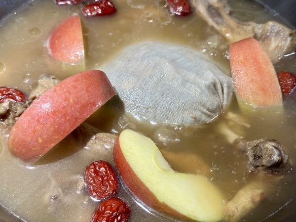 ●排骨燉50分可以看一下，是不是兩端骨頭連接處肉有往內縮，這代表排骨已燉熟，再把紅棗、蘋果塊跟調味料加進來，再次蓋鍋維持小火燉10分鐘。

※調味料我加醬油替代鹽，這樣滋味挺好的。