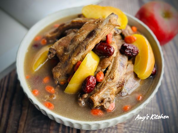 大口喝湯大口啃排骨再加上燉煮過鬆甜的蘋果，冷冷的天溫潤的湯暖胃也暖身。

※如果懶得顧爐火，也可以將川燙洗淨後的排骨跟所有的材料放電鍋外鍋兩杯水燉煮。