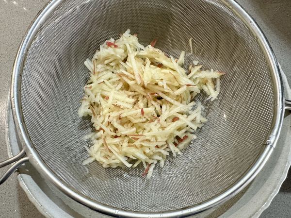 ●把蘋果絲倒在撈勺瀝乾。
※蘋果我用半顆，另外半顆做蘋果絲涼拌豆腐
https://icook.tw/recipes/484992