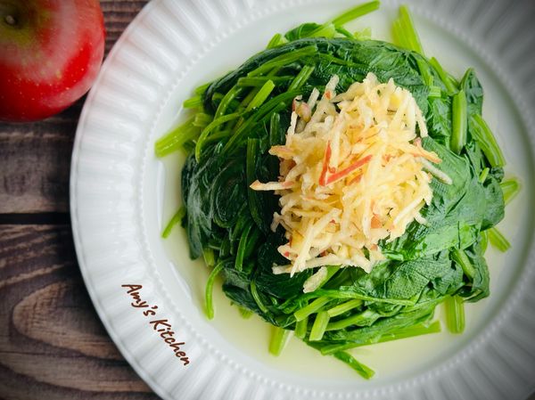 菠菜倒扣在盤上，在夾上清香討喜的蘋果絲，讓平凡的燙青菜華麗登場。
※汆燙青菜已有加鹽，這裡就沒再淋調味料，可依個人口味斟酌添加。