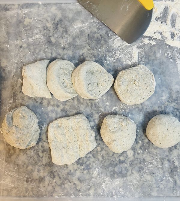 等量分成8顆，每顆約@77g 全都滾圓，依序排好，如果滾圓時覺得會黏就撒點乾粉，滾好後蓋起來休息10分鐘；