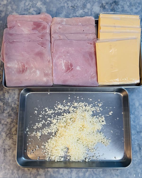 火腿片先用滾水燙過後瀝乾放涼；帕馬森起司粉分次倒，每次倒約沾一顆的量@10～12g左右。