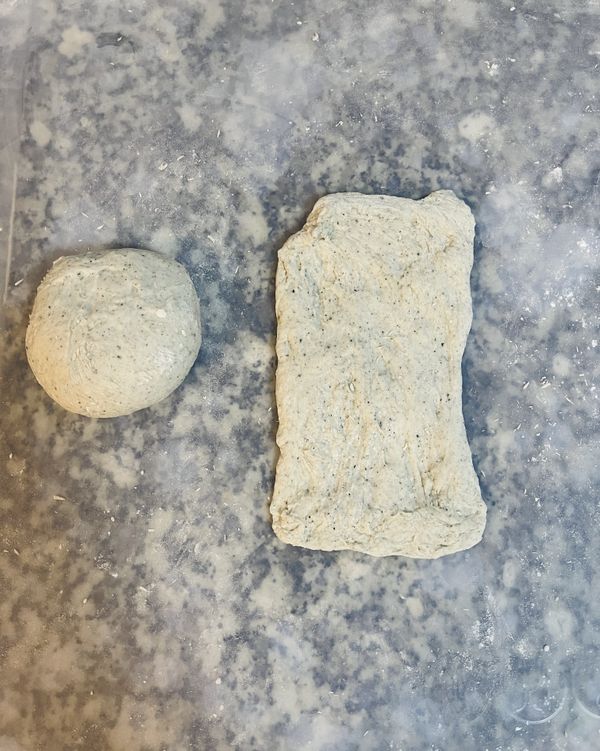 手拉時先將麵糰沾一層乾粉，比較好操作；