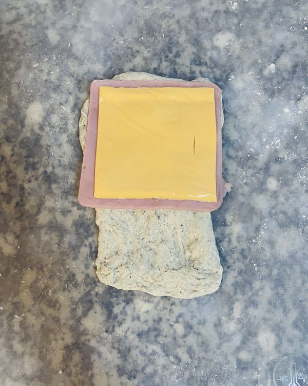 擺上火腿片再放上起司片；