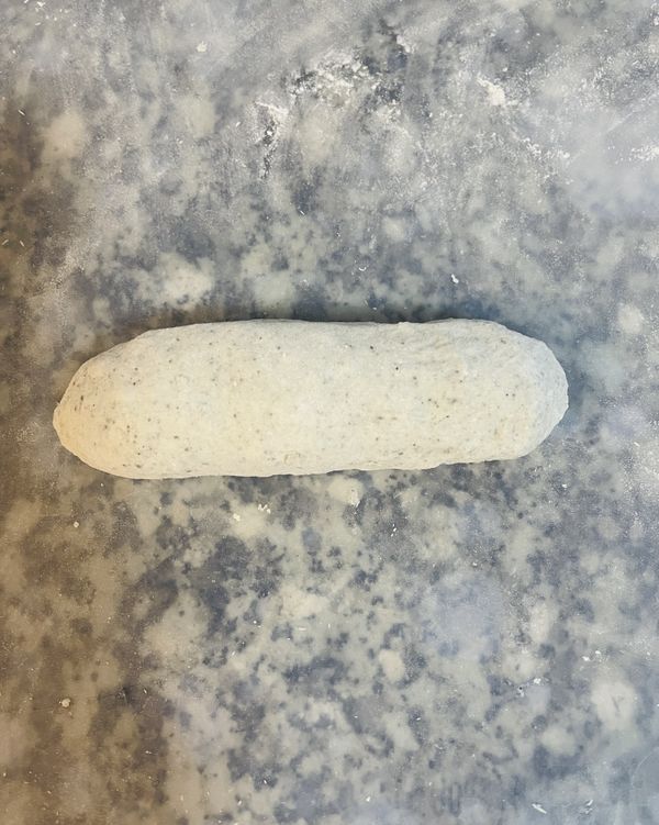 最後捏緊連結處，兩邊也往連結處收，再捏合；