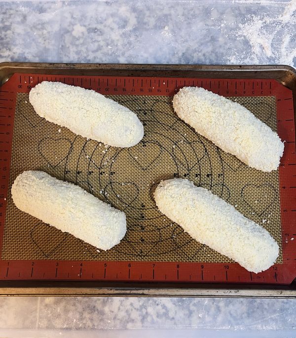 沾好後排到鋪了烘焙紙的烤盤中，漢子分成兩盤；