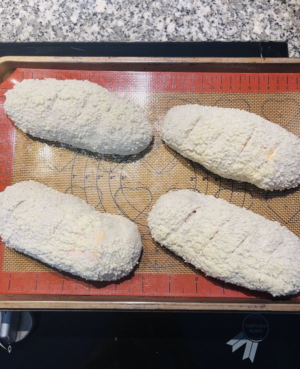 放進未插電的烤箱中，進行發酵，約需45～60分鐘；發酵好的麵糰漲大一倍多大；
烤箱預熱到190度，用刀片劃淺線；