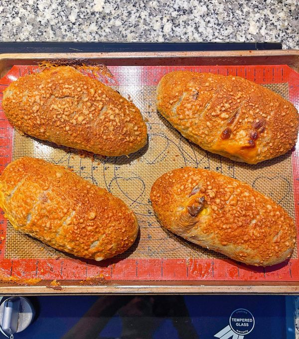 取出烤盤後震敲一下，再轉放到架子上放涼。