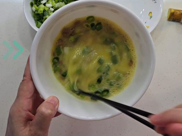 接下來加入蔥花然後稍微把它攪拌均勻。
蔥花多加一點比較好吃。
先放一旁備用。