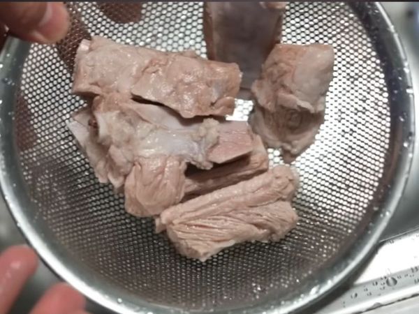 將豬肋排川燙煮到滾滾後起鍋,用清水沖洗可以去掉肉腥味