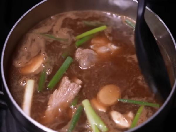 將沖洗好的豬肋排加加入步驟1食材,與水600cc、冰糖、五香粉、清酒、醬油,燉煮約1小時,放涼後更入味