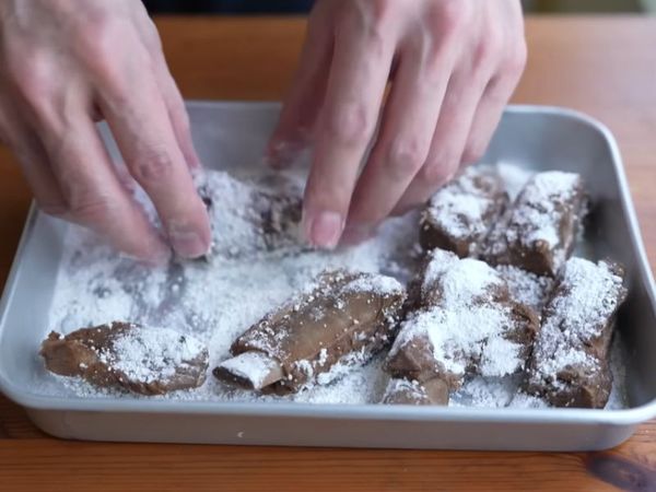 將步驟3的豬肋排表面沾上地瓜粉,油炸至金黃色即可起鍋